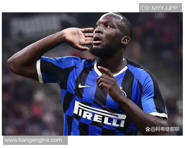 足球明星赛场遭遇尴尬瞬间被掏裆引发全场哄笑视频曝光